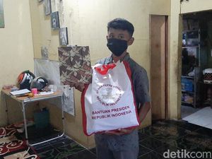 Bahagia Bocah Penjual Gorengan di Bogor Dapat Bantuan dari Jokowi