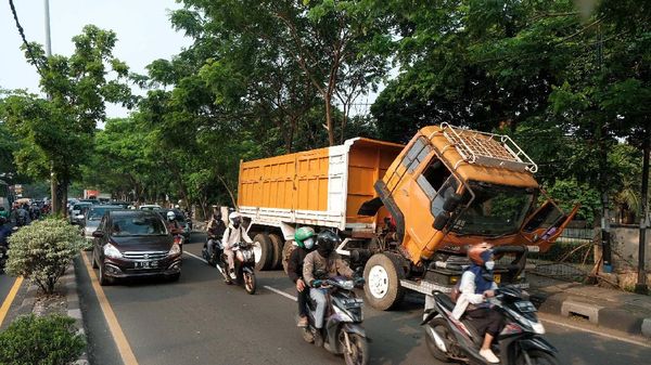 Arus Lalin Ciputat Merayap Gegara Truk Mogok