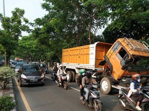 Arus Lalin Ciputat Merayap Gegara Truk Mogok