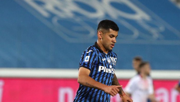 BERGAMO, ITALY - MAY 23: Cristian Romero of Atalanta BC in action  during the Serie A match between Atalanta BC and AC Milan at Gewiss Stadium on May 23, 2021 in Bergamo, Italy. Sporting stadiums around Italy remain under strict restrictions due to the Coronavirus Pandemic as Government social distancing laws prohibit fans inside venues resulting in games being played behind closed doors.  (Photo by Marco Luzzani/Getty Images)