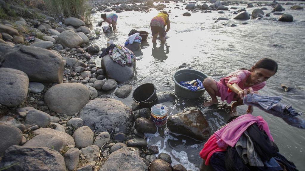 Sumur Mengering, Warga Jonggol Manfaatkan Air Sungai untuk MCK