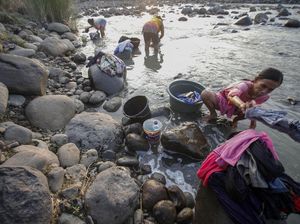Sumur Mengering, Warga Jonggol Manfaatkan Air Sungai untuk MCK