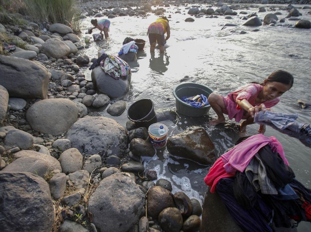 Sumur Mengering, Warga Jonggol Manfaatkan Air Sungai untuk MCK