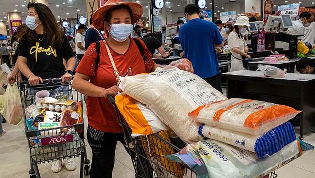 Suasana Warga Wuhan Panic Buying Setelah Muncul Kasus Corona Varian Delta