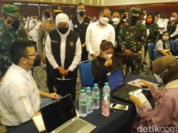 Kejar Herd Immunity, Khofifah Minta Pemerintah Perbanyak Kirim Vaksin