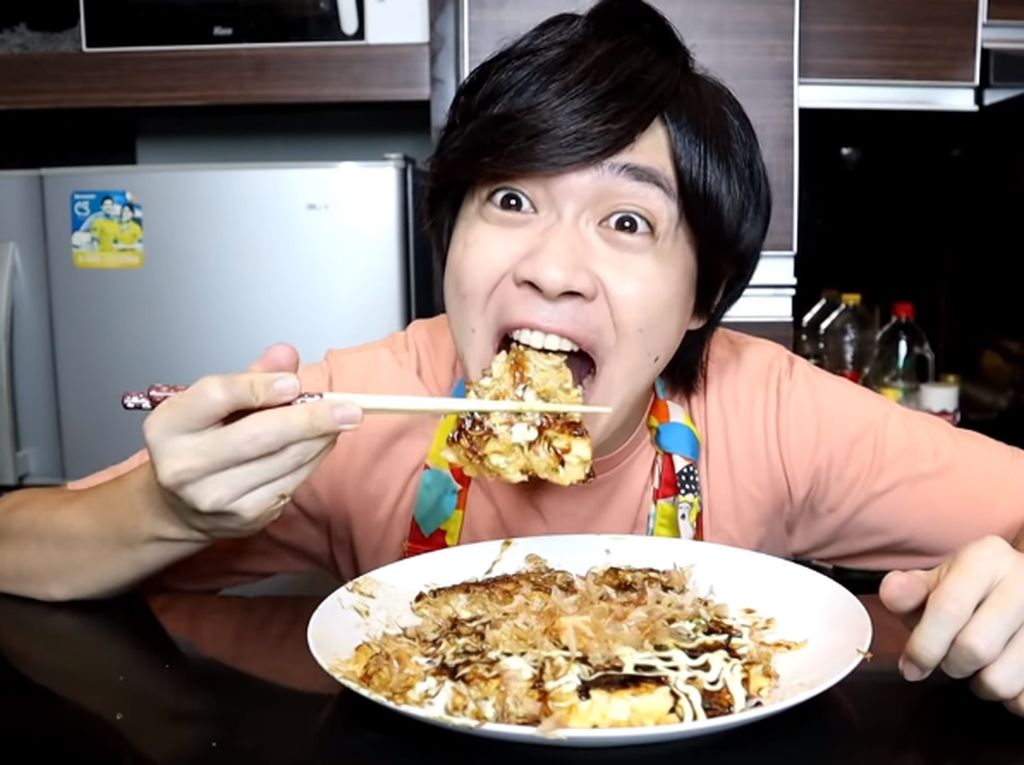 Bikin Okonomiyaki Campur Indomie, YouTuber Jepang: Rasanya Enak Banget!