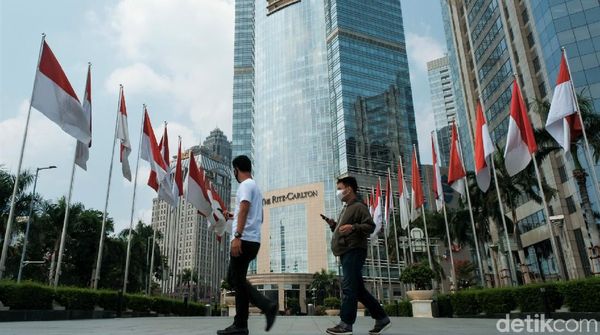 Jelang Hari Kemerdekaan, Ornamen Merah Putih Hiasi Jalan Ibu Kota