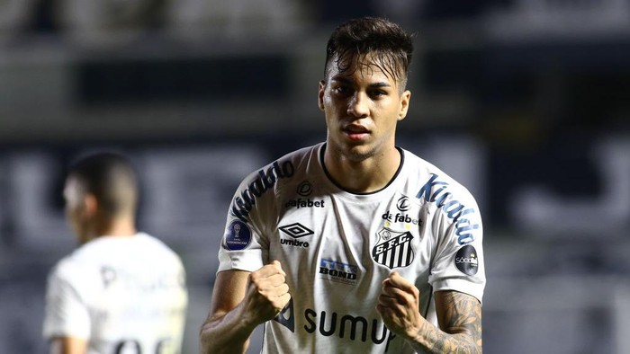 SANTOS, BRAZIL - JULY 15: Kaio Jorge of Santos celebrates after scoring the first goal of his team during a round of sixteen match between Santos and Independiente as part of Copa CONMEBOL Sudamericana 2021 at Urbano Caldeira Stadium (Vila Belmiro) on July 15, 2021 in Santos, Brazil. (Photo by Carla Carniel-Pool/Getty Images)