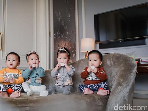 Kisah pasutri setelah 3 kali gagal bayi tabung, kini mendapatkan empat bayi kembar.