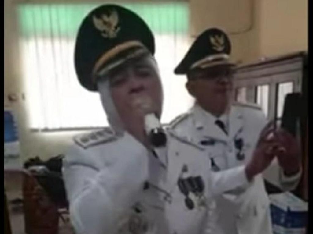 Geger Camat-camat di Tegal Ngumpul Karaokean, Ganjar: Tak Boleh Lagi! Geger Camat-camat di Tegal Ngumpul Karaokean, Ganjar: Tak Boleh Lagi!
