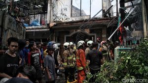 Momen Petugas Damkar Berjibaku Padamkan Kebakaran di Karet Tengsin