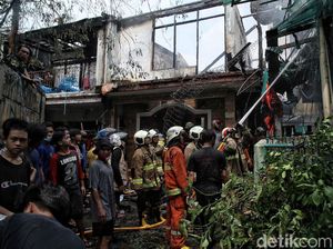 Momen Petugas Damkar Berjibaku Padamkan Kebakaran di Karet Tengsin