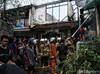 Momen Petugas Damkar Berjibaku Padamkan Kebakaran di Karet Tengsin