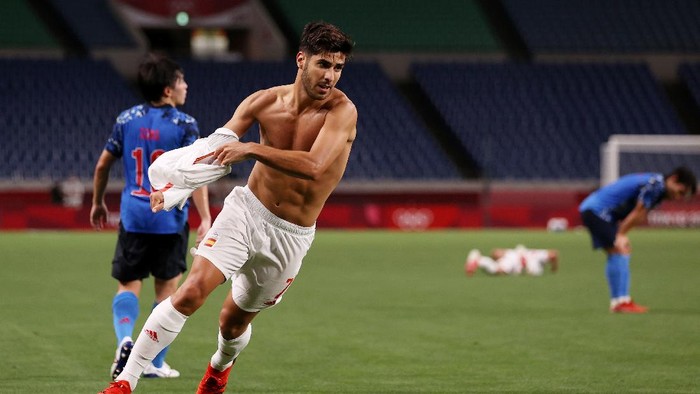 SAITAMA, JAPAN - AUGUST 03: Marco Asensio #7 of Team Spain celebrates after scoring their sides first goal during the Mens Football Semi-final match between Japan and Spain on day eleven of the Tokyo 2020 Olympic Games at Saitama Stadium on August 03, 2021 in Saitama, Japan. (Photo by Francois Nel/Getty Images)