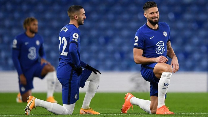 LONDON, ENGLAND - DECEMBER 05: Hakim Ziyech (C) and Olivier Giroud (R) of Chelsea takes a knee in support of the Black Lives Matter movement during the Premier League match between Chelsea and Leeds United at Stamford Bridge on December 05, 2020 in London, England. A limited number of fans are welcomed back to stadiums to watch elite football across England. This was following easing of restrictions on spectators in tiers one and two areas only. (Photo by Daniel Leal-Olivas - Pool/Getty Images)
