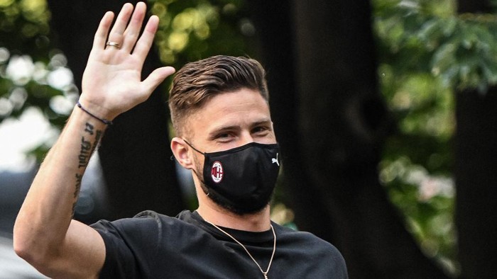 New AC Milan centre-forward, Frances Olivier Giroud waves upon his arrival at La Madonnina clinic in Milan on July 16, 2021 to undergo a medical check up. - The 34-year-old World Cup winner is reported to be set to sign a two-year contract worth three million euros per season with AC Milan. (Photo by Piero CRUCIATTI / AFP)