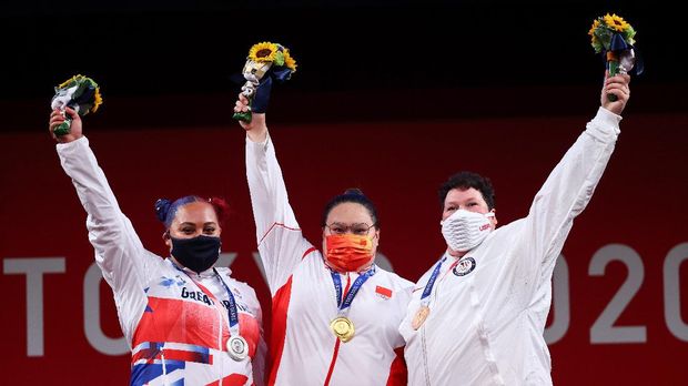 Tokyo 2020 Olympics - Weightlifting - Women's +87kg - Medal Ceremony - Tokyo International Forum, Tokyo, Japan - August 2, 2021. Gold medalist Li Wenwen of China, silver medalist Emily Campbell of Britain and bronze medalist Sarah Robles of the United States pose. REUTERS/Edgard Garrido