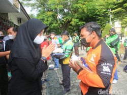 Pemkab Banyuwangi Salurkan 1,9 Ton Beras kepada Pengemudi Ojol