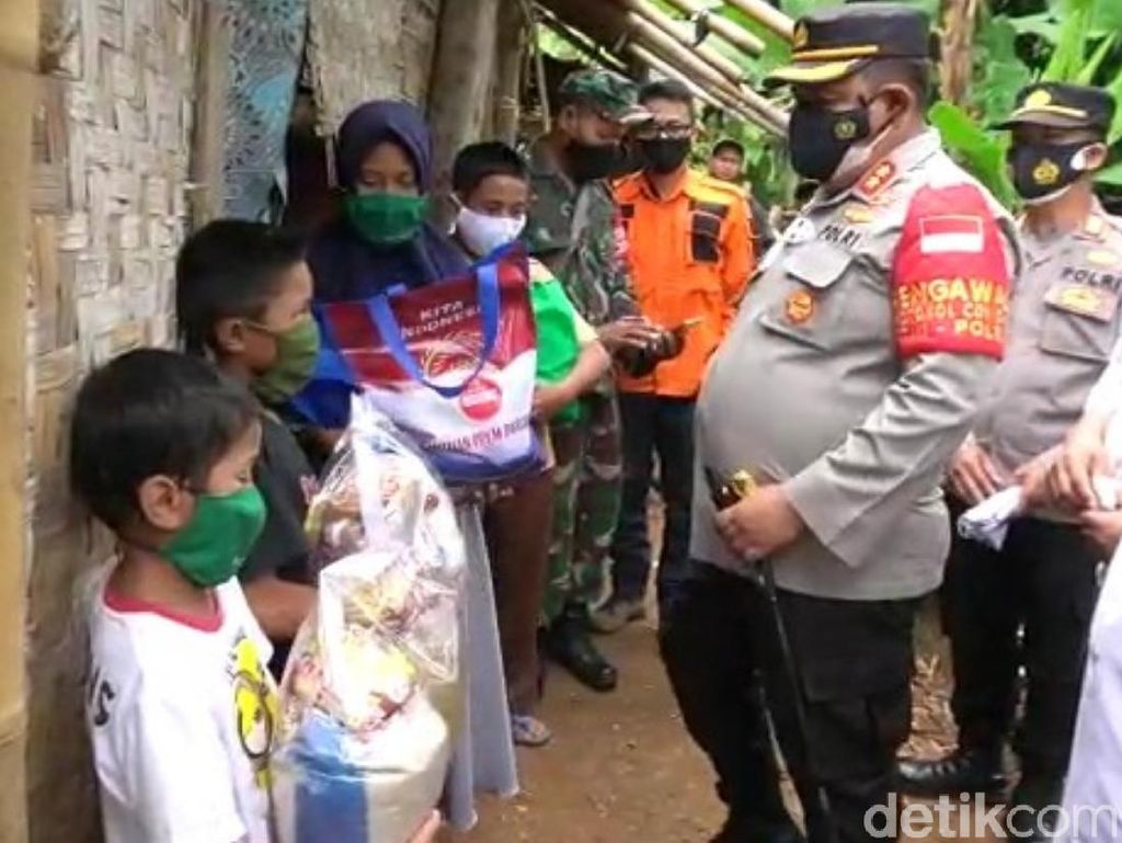 Bantuan Mengalir untuk Keluarga Miskin Jarang Makan Nasi di Cianjur Bantuan Mengalir untuk Keluarga Miskin Jarang Makan Nasi di Cianjur