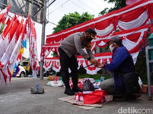 Sepekan Tak Laku, Pedagang Bendera di Mojokerto Ini Tiba-tiba Ketiban Berkah