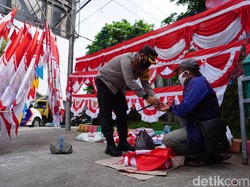 Sepekan Tak Laku, Pedagang Bendera di Mojokerto Ini Tiba-tiba Ketiban Berkah