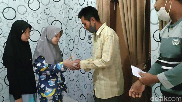 Pria Nasi Padang Goceng Bagi Donasi Warganet ke Anak Yatim