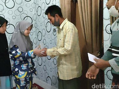 Pria Nasi Padang Goceng Bagi Donasi Warganet ke Anak Yatim