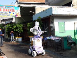 Warga di Surabaya Bikin Robot yang Bisa Bantu Pasien Isoman Warga di Surabaya Bikin Robot yang Bisa Bantu Pasien Isoman