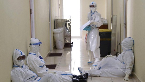 Saat Corona Tak Hentikan Semangat Dokter Ini Merawat Pasien COVID-19 Tenaga kesehatan berada di garis depan penanggulangan pandemi. Dokter ini berbagai kisahnya yang tak gentar rawat pasien meski telah dua kali positif COVID-19.