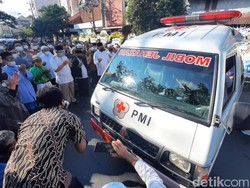 Disalatkan di Jalan, Jenazah Santosa Doellah Tetap di dalam Mobil