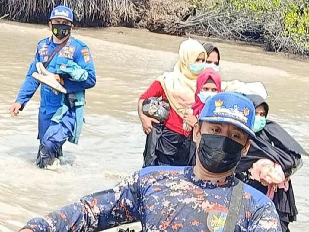 4 Warga Rohingya Ditangkap di Pantai Riau Saat Hendak ke Malaysia 4 Warga Rohingya Ditangkap di Pantai Riau Saat Hendak ke Malaysia