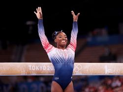 Berkostum 7.600 Kristal, Simone Biles Kembali dan Raih Perunggu di Olimpiade