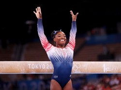 Berkostum 7.600 Kristal, Simone Biles Kembali dan Raih Perunggu di Olimpiade