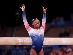 Berkostum 7.600 Kristal, Simone Biles Kembali dan Raih Perunggu di Olimpiade Berkostum 7.600 Kristal, Simone Biles Kembali dan Raih Perunggu di Olimpiade