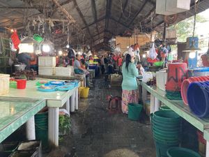 Situasi Pasar Minggu Sepi Pembeli Pagi Ini, Jam Operasional Dibatasi