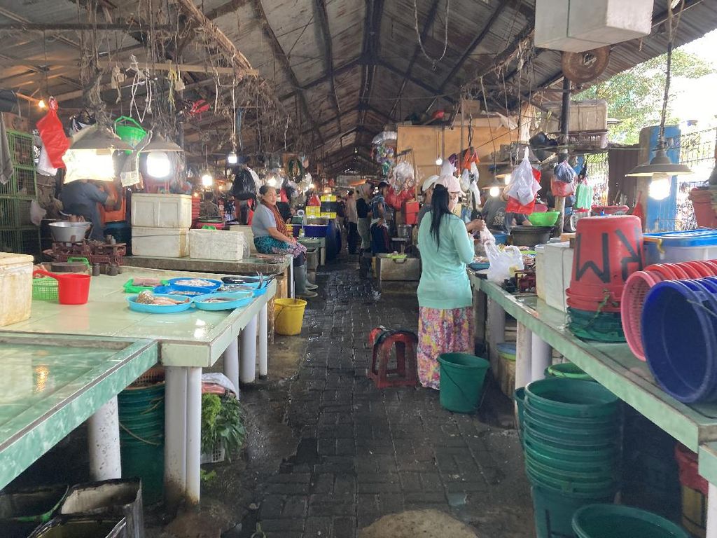 Situasi Pasar Minggu Sepi Pembeli Pagi Ini, Jam Operasional Dibatasi Situasi Pasar Minggu Sepi Pembeli Pagi Ini, Jam Operasional Dibatasi