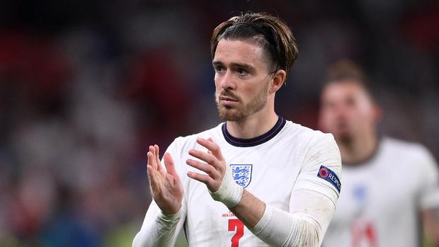 Soccer Football - Euro 2020 - Final - Italy v England - Wembley Stadium, London, Britain - July 11, 2021 England's Jack Grealish applauds fans after the match Pool via REUTERS/Laurence Griffiths