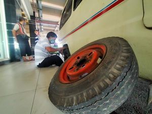 Perpanjangan PPKM, Nasib Sopir Angkot di Surabaya Makin Nelangsa Perpanjangan PPKM, Nasib Sopir Angkot di Surabaya Makin Nelangsa