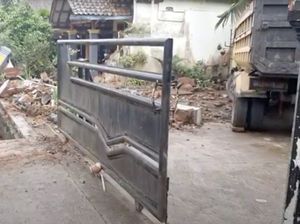 Sopir Ngantuk, Truk Pasir Seruduk Rumah Warga di Tasik