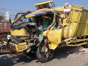 Truk Pengangkut Pakan Ternak Tabrak Tronton di Cirebon, 1 Orang Tewas