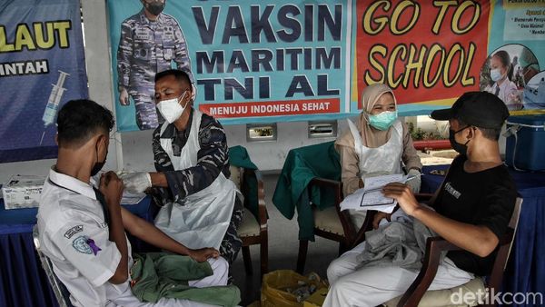 Vaksinasi 2.000 Pelajar oleh Kolinlamil TNI AL