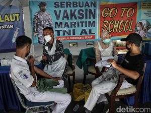 Vaksinasi 2.000 Pelajar oleh Kolinlamil TNI AL