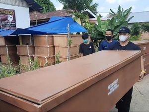 Kasus Kematian COVID di Jambi Naik, YouTuber Ini Bagi 150 Peti Mati ke RS