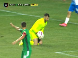 Video: Kiper Tangkap Bola di Tengah Laga, eh Ada Ular di Sampingnya!