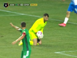 Video: Kiper Tangkap Bola di Tengah Laga, eh Ada Ular di Sampingnya!