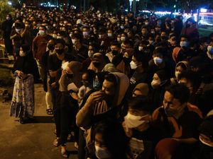 Duh, Ribuan Warga Palangkaraya Antre Daftar Vaksin Tanpa Jaga Jarak