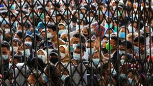 Antusias Warga Medan Rela Antre Dapat Vaksin