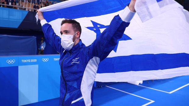 Tokyo 2020 Olympics - Gymnastics - Artistic - Men's Floor Exercise - Final - Ariake Gymnastics Centre, Tokyo, Japan - August 1, 2021. Artem Dolgopyat of Israel wearing a protective face mask celebrates after winning gold REUTERS/Mike Blake