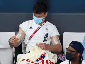 Tertangkap Kamera Atlet Loncat Indah Tom Daley Kedapatan Sibuk Merajut Tertangkap Kamera Atlet Loncat Indah Tom Daley Kedapatan Sibuk Merajut