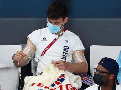 Tertangkap Kamera Atlet Loncat Indah Tom Daley Kedapatan Sibuk Merajut